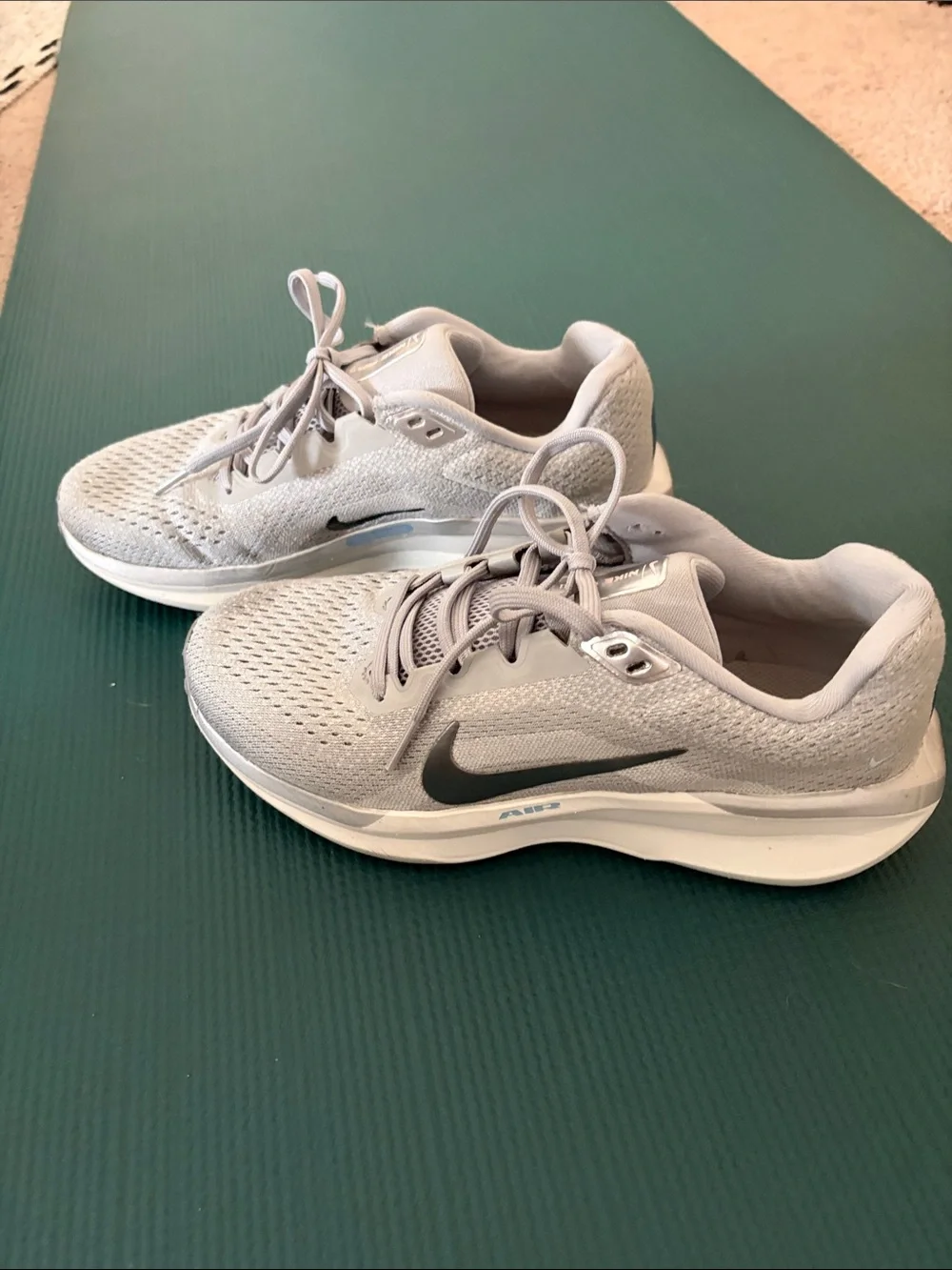 Nike Winflo 11, size 7.5 Light Gray Athletic Sneakers with Black Swoosh